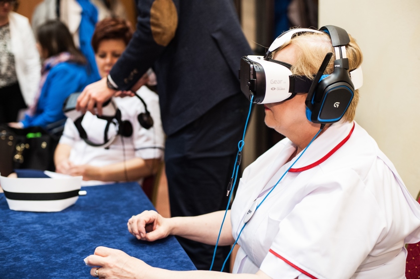 Pielęgniarki apelują i ... wykorzystują wirtualną rzeczywistość Polish Nurse with VR gogles